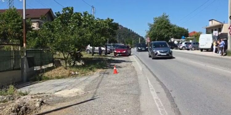 “Jam në rrugë nacionale, kam të drejtën time”/ Përplasi për vdekje 7-vjeçarin në fshatin Mengël, deklaratat e para të autorit pak minuta pas ngjarjes