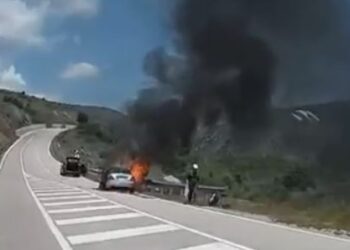 U përfshi nga flakët, shkumbohet makina në aksin Korçë-Ersekë, shpëton mrekullisht shoferi