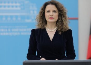 FOTOLAJM/ Kush është Eugena Tomini që firmosi urdhrin për terapi hormonale për transgjinorët, përfshirë fëmijët