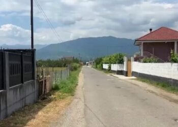 Ujërat e zeza përzihen me ujin e pijshëm, banorët e fshatit Burim në Maqellarë: Po helmohemi