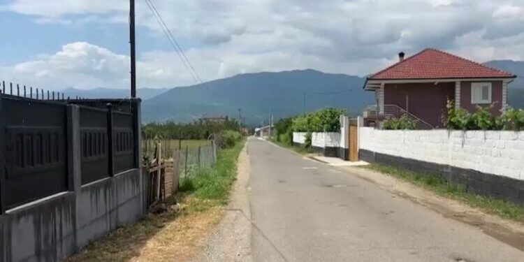 Ujërat e zeza përzihen me ujin e pijshëm, banorët e fshatit Burim në Maqellarë: Po helmohemi