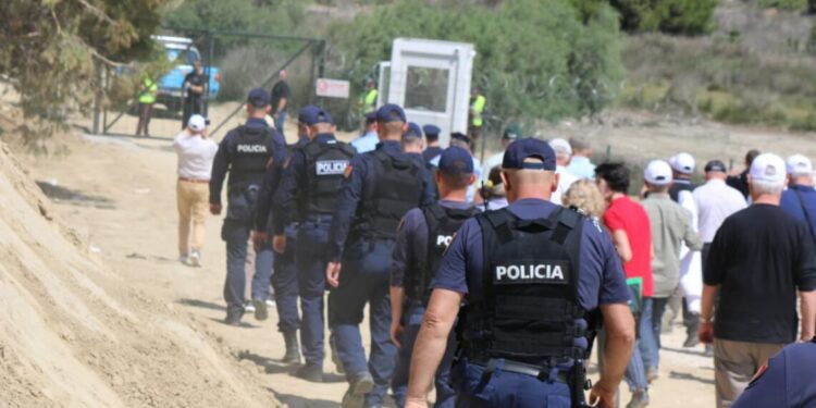 Anila Hoxha: Policia të hetojë jo vetëm protestuesit, por edhe personat e maskuar brenda gardhit në Zvërnec