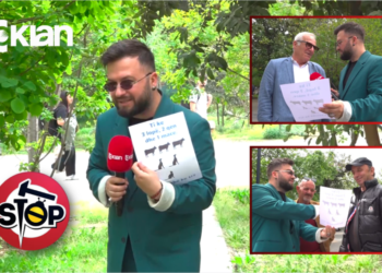 Fëmijë në shi për të shitur, çifti i të rriturve abuzues pret paratë në kamionçinë