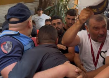 Tensione në Sarandë/ Protesta e operatorëve turistikë ndërpret mbledhjen e Këshillit Bashkiak (Video)