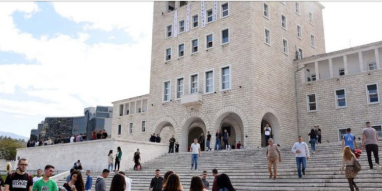 INSTAT: Studentët në ciklin bachelor ranë me 11%