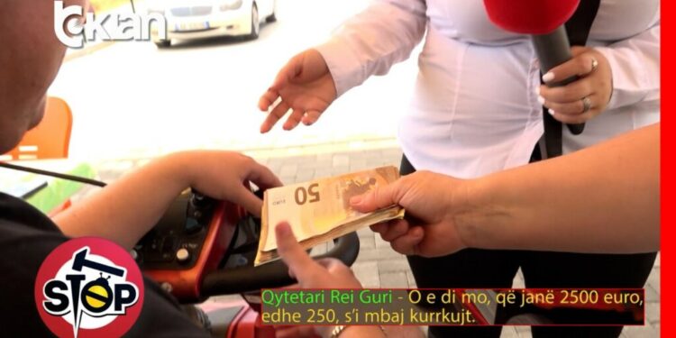 Mashtrimi i truprojes së këngëtarit/ I merr 2.5 mln lekë familjes së të riut të sëmurë, për ta surprizuar