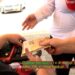 Mashtrimi i truprojes së këngëtarit/ I merr 2.5 mln lekë familjes së të riut të sëmurë, për ta surprizuar