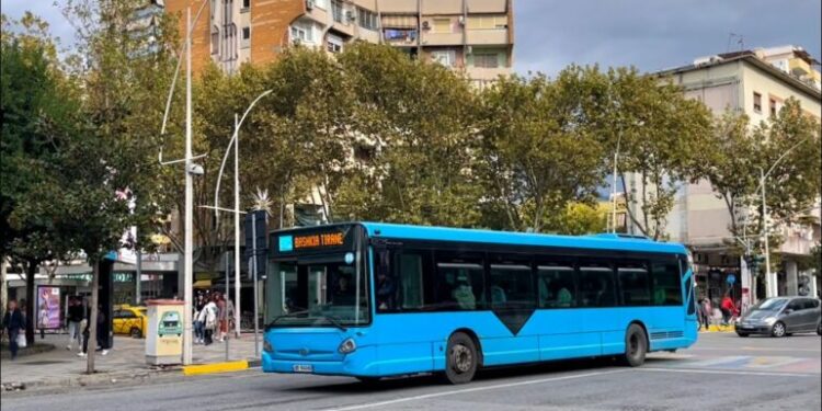 Çmimi i karburantëve/ Shoqatat e transportit, kërkojnë zgjatjen dhe me 3 muaj të periudhës së kompensimit të naftës