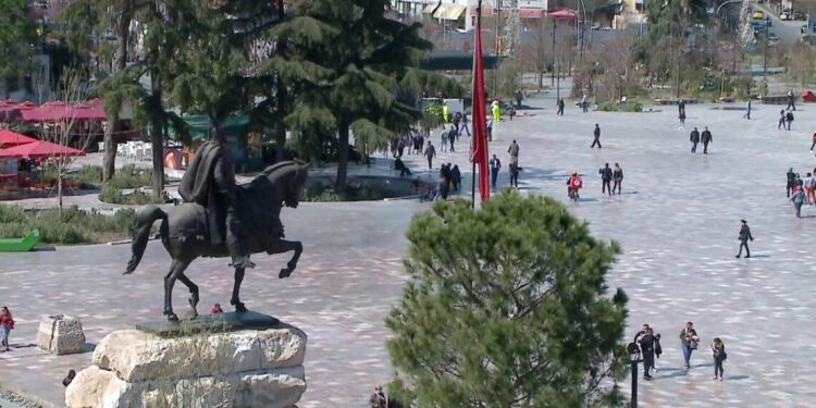 Kreditë rëndojnë familjet, dobësohet aftësia paguese, rritet pesha e huave mbi buxhetet familjare