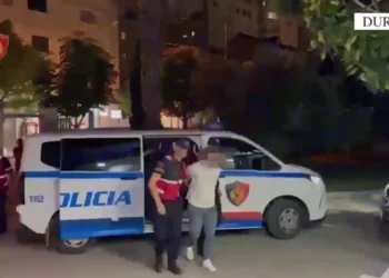 Shisnin drogë pranë shkollave në Durrës, arrestohen 13 persona! Sekuestrohen lëndë narkotike dhe armë zjarri