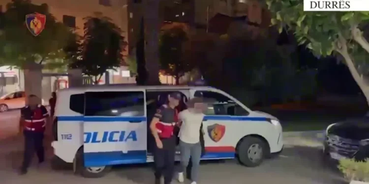 Shisnin drogë pranë shkollave në Durrës, arrestohen 13 persona! Sekuestrohen lëndë narkotike dhe armë zjarri