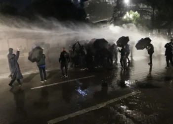 Policia “shënjestron” Berishën në bulevard, breshëri uji mbi kryedemokratin