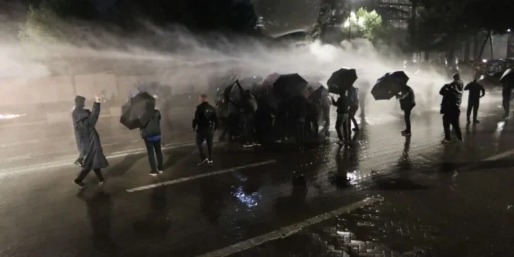 Policia “shënjestron” Berishën në bulevard, breshëri uji mbi kryedemokratin