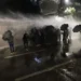 Policia “shënjestron” Berishën në bulevard, breshëri uji mbi kryedemokratin