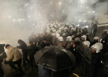 Mbyllet protesta e PD-së, shoqërohen në Polici 3 persona