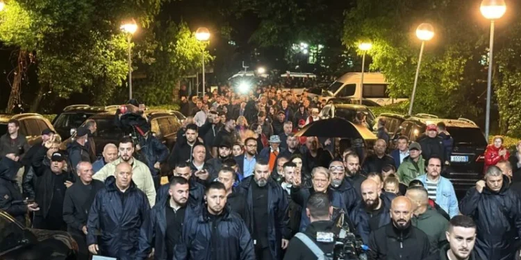 Berisha drejton protestuesit për tek selia e PD-së: Do bëjmë bilancin