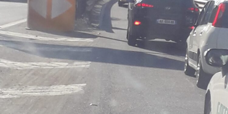 Skandal/ Makina e Policisë abuzon me pushtetin, thyen rregullat e qarkullimit