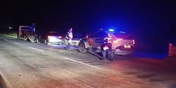Parakalimi i gabuar nxjerr jashtë rruge dy makinat, përplasen me barrierat e autostradës Fier-Lushnjë