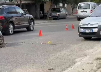 Aksident në Fier-Roskovec/ Makina përplas drejtuesin e motorit, përfundon në spital me plagë të rënda