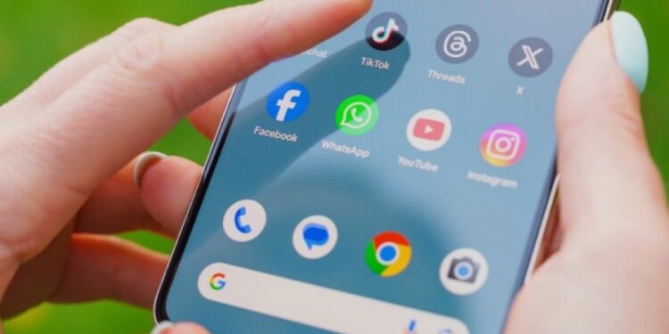 Detoksi dixhital në rritje: Të rinjtë po fshijnë Instagramin dhe TikTok-un