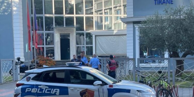Zjarr në ambientet e Policisë së Tiranës