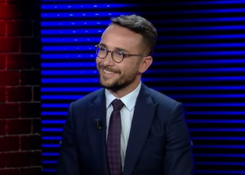 PD, oligarkët dhe një shoqëri që ngrihet duke i ra samarit