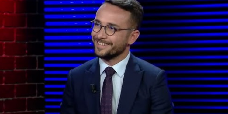 PD, oligarkët dhe një shoqëri që ngrihet duke i ra samarit