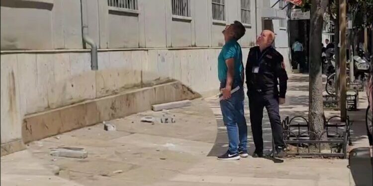 Shembet fasada e Gjykatës së Durrësit, pllakat e mermerit bien në trotuar