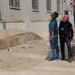Shembet fasada e Gjykatës së Durrësit, pllakat e mermerit bien në trotuar