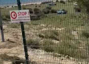 Pas dhunës në Zvërnec, hiqet teli me gjemba nga rrethimi i kantierit