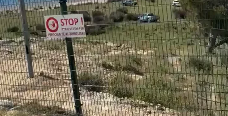 Pas dhunës në Zvërnec, hiqet teli me gjemba nga rrethimi i kantierit