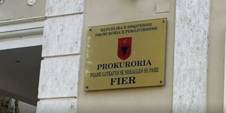 Përndiqte ish-partneren, Prokuroria e Fierit çon në gjyq efektivin e policisë