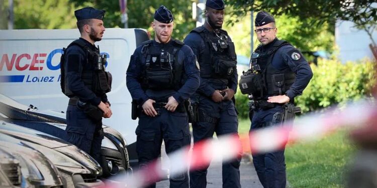 E rëndë në Francë, 16-vjeçari vret vëllanë dhe plagos rëndë nënën