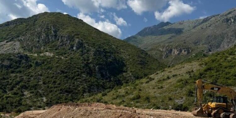 Hodhi dhera dhe inerte në Dhërmi, gjobitet dhe pezullohet aktiviteti i kompanisë “Gjikuria”
