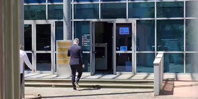 Në “arrest shtëpie” për skandalin e tunelit të Llogarasë/ Ish-vartësit e Ballukut, Gentian Gjyli dhe Erald Elezi paraqiten në GJKKO