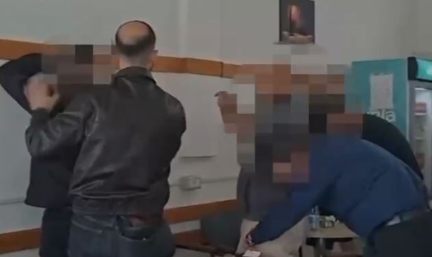 Shisnin d*ogë afër shkollave në Kavajë, arrestohen 9 persona