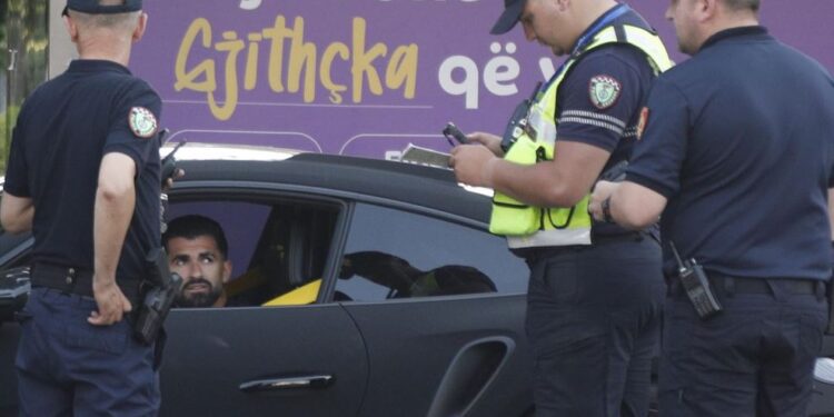 Dy futbollistët e Kombëtares gjobiten nga policia, arsyeja
