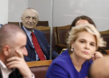 Nis seanca gjyqësore ndaj Metës/ Avokati kërkon praninë e kamerave, gjyqtarja: Nuk është miting