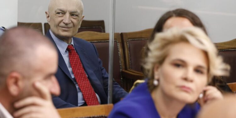 Nis seanca gjyqësore ndaj Metës/ Avokati kërkon praninë e kamerave, gjyqtarja: Nuk është miting