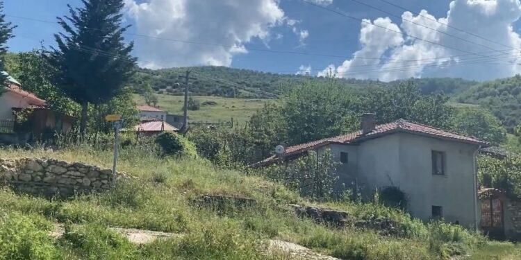 Peshkëpia po shuhet, nga 800 banorë kanë mbetur vetëm 30!