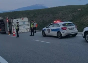 Për pak në greminë/ Kamioni me produkte mishi aksidentohet në Rrugën e Kombit