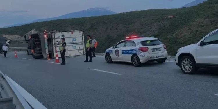 Për pak në greminë/ Kamioni me produkte mishi aksidentohet në Rrugën e Kombit