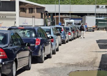 Trafik kilometrik në Kapshticë, qytetarët me orë të tëra në radhë për të kaluar në Greqi