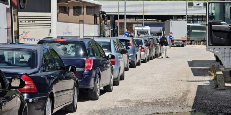 Trafik kilometrik në Kapshticë, qytetarët me orë të tëra në radhë për të kaluar në Greqi