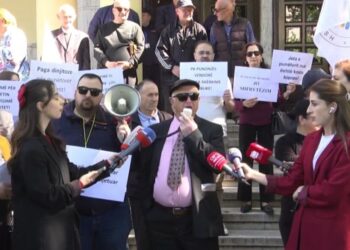 “Mendo për punëtorët, jo për oligarkët”, protestë para Kryeministrisë për 1 Majin