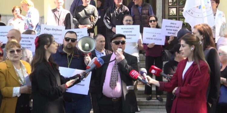 “Mendo për punëtorët, jo për oligarkët”, protestë para Kryeministrisë për 1 Majin