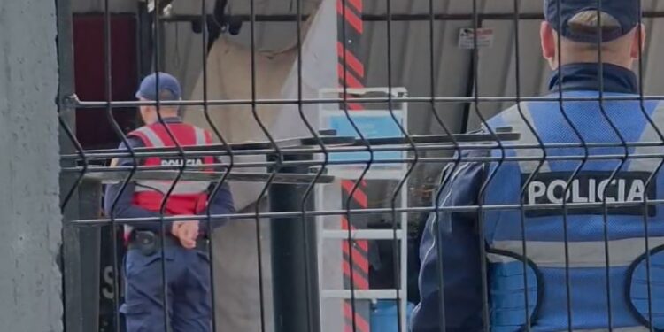 Zbardhet plagosja e 35-vjeçarit në Fier, shpallet në kërkim 25-vjeçari (EMRAT)