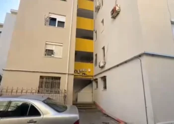E rëndë në Shkodër/ I riu hidhet nga pallati, humb jetën