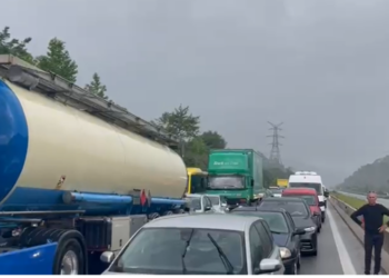 ‘Paralizohet’ autostrada Tiranë-Elbasan, radhë kilometrike automjetesh