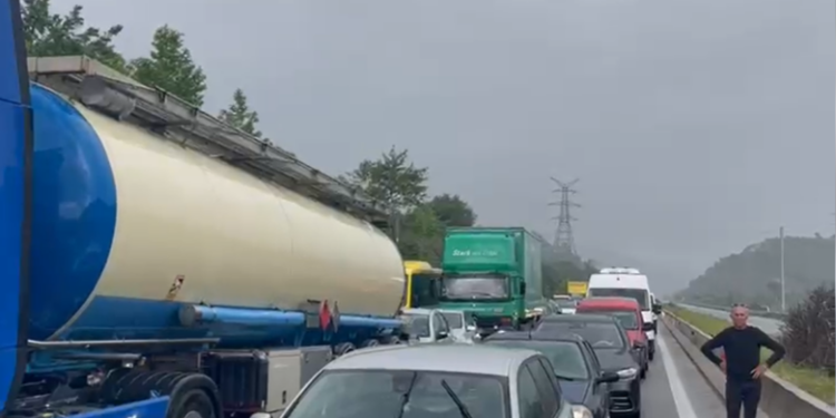 ‘Paralizohet’ autostrada Tiranë-Elbasan, radhë kilometrike automjetesh